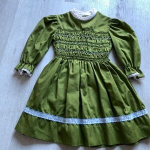 VTG Polly Flinders Hand Smocked Green Prairie Dress, 70s Cottagecore Lace Trim